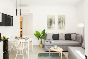 Superior appartement | Woonruimte | Een 45-inch smart-tv met satellietzenders, televisie en Netflix