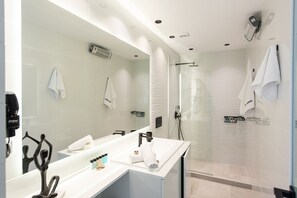Deluxe-íbúð | Baðherbergi | Sturta, regnsturtuhaus, snyrtivörur frá þekktum framleiðendum