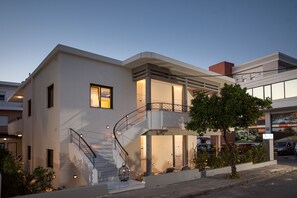 Voorkant accommodatie - avond/nacht