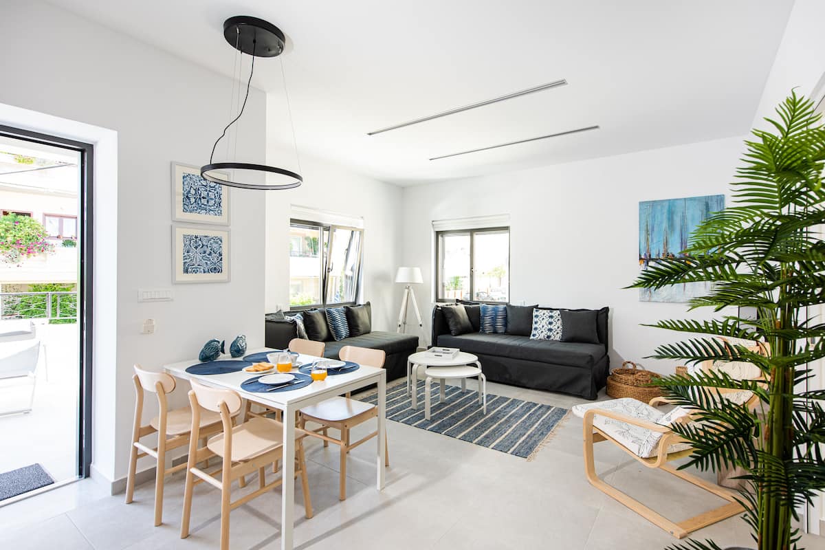 Deluxe Apartment | Living area | 45-inch Smart TV with satellite channels, TV, Netflix