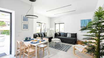 Căn hộ Deluxe | Khu phòng khách | Smart TV 45-inch có truyền hình vệ tinh, TV, Netflix