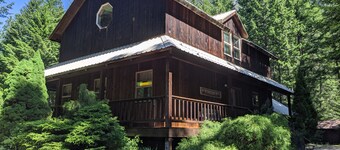 Ski-In Ski-out, near Mazama Store and trail system!