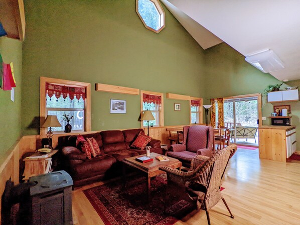 تلفزيون ذكي، مدفأة، كُتُب