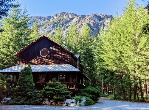 Ski-In Ski-out, near Mazama Store and trail system!