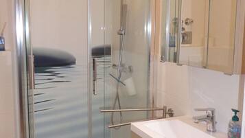 Dusche, Haartrockner, Handtücher, Seife