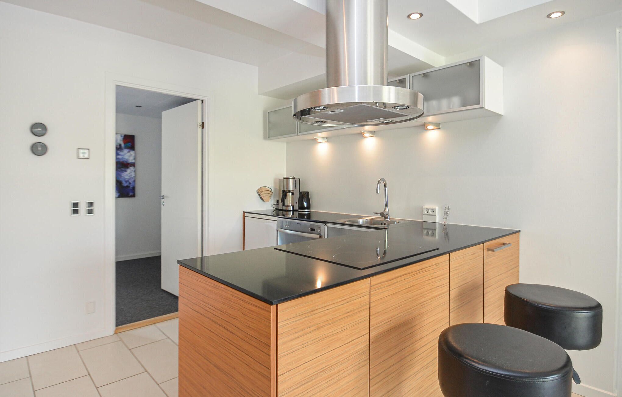 Réfrigérateur, plaque de cuisson, lave-vaisselle, cafetière/bouilloire