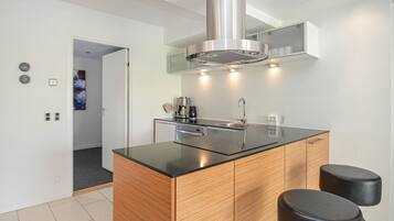 Fridge, stovetop, dishwasher, coffee/tea maker