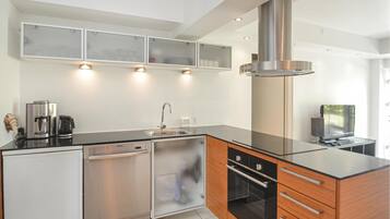 Fridge, stovetop, dishwasher, coffee/tea maker