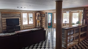 Interior - Beautiful Real log home on the Olentangy River (Delaware)