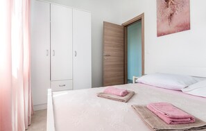 1 bedroom, free WiFi, bed sheets