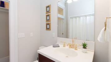 Duschwanne, Haartrockner, Handtücher, Seife