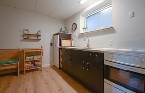 Réfrigérateur, micro-ondes, plaque de cuisson, cafetière/bouilloire
