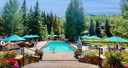 Ski-in/out condo with kitchenette, high-speed WiFi, shared pool/hot tub/laundry