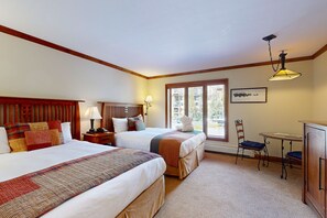 Tabla de planchar con plancha, internet y ropa de cama 