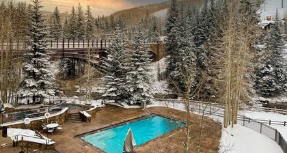 Ski-in/out condo with kitchenette, high-speed WiFi, shared pool/hot tub/laundry