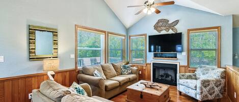 テレビ、DVD プレーヤー、テーブルサッカー台、ステレオ