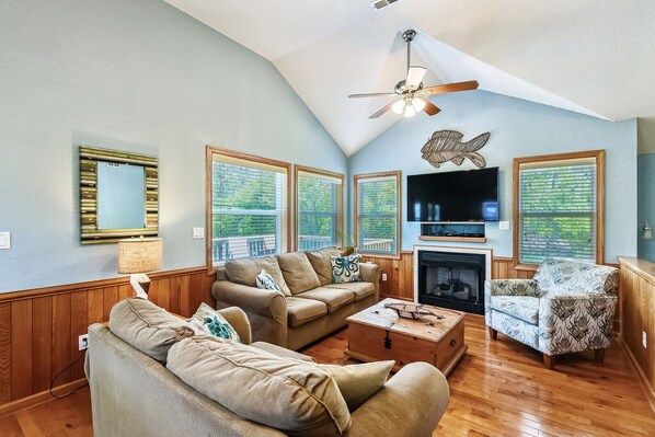 تلفزيون، مشغل دي في دي، كرة قدم الطاولة، ستيريو