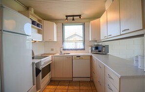 Køleskab, kogeplade, opvaskemaskine, kaffe-/temaskine