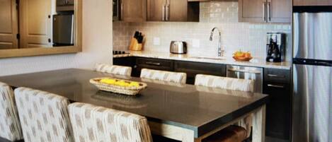 ثلاجة، ميكروويف، فرن، موقد طهي مسطح