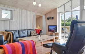 Smart TV, fireplace, DVD player