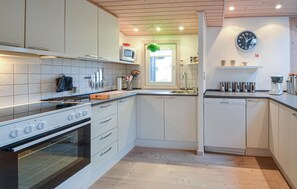 Fridge, microwave, stovetop, dishwasher - Amazing home in Thisted with kitchen (Thisted)