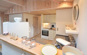 Fridge, stovetop, dishwasher, coffee/tea maker - Amazing home in Thisted with kitchen (Thisted)