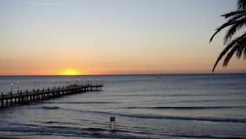 Plage, chaises longues