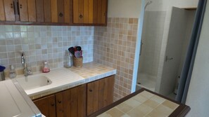 Douche, sèche-cheveux, savon, papier toilette