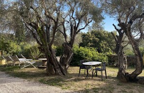 Outdoor dining - Studio with private garden (Sanary-sur-Mer)