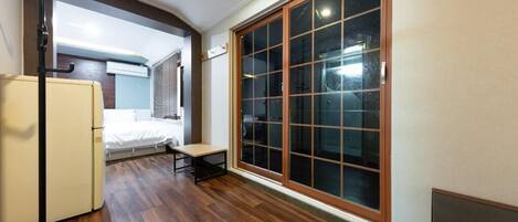 غرفة لفردين | عناصر مجانية داخل الميني بار وتجهيزات عازلة للصوت وواي فاي مجانًا