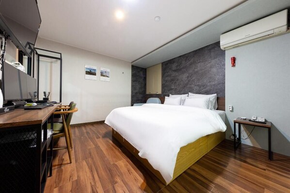 Deluxe Room (2PC room) | Free minibar, soundproofing, free WiFi, bed sheets