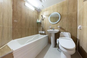 Standard Room | Bathroom | Shower, free toiletries, hair dryer, towels
