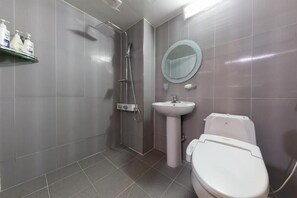 Habitación estándar, no fumadores | Baño | Ducha, artículos de higiene personal gratuitos y secador de pelo