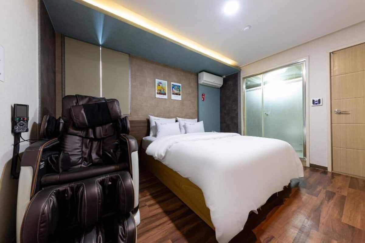 Free minibar, soundproofing, free WiFi, bed sheets