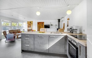 Refrigerador, parrilla de estufa, lavavajillas y cafetera y tetera 