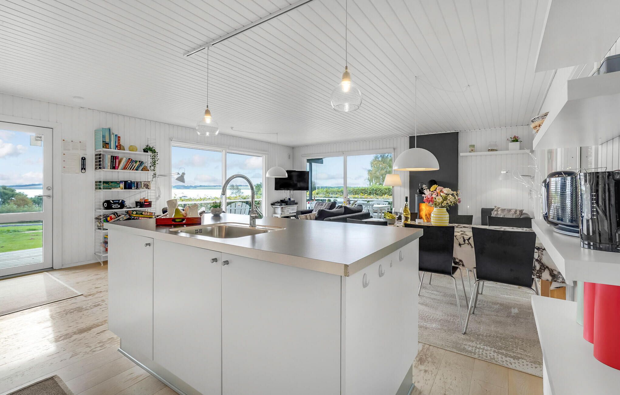 Fridge, oven, stovetop, coffee/tea maker