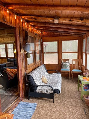 TV, books - Bailey’s Rustic Lakehouse on beautiful, All-Sports Tee Lake in Lewiston, MI. (Lewiston)