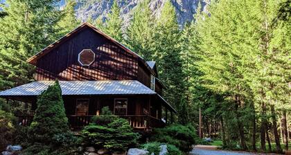 Ski-In Ski-Out Studio, near Mazama Store and trail system