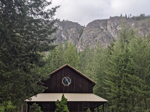 Exterior - Ski-In Ski-Out Studio, near Mazama Store and trail system (Mazama)