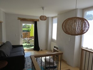 Fernseher, DVD-Player, Arbeitsbereiche