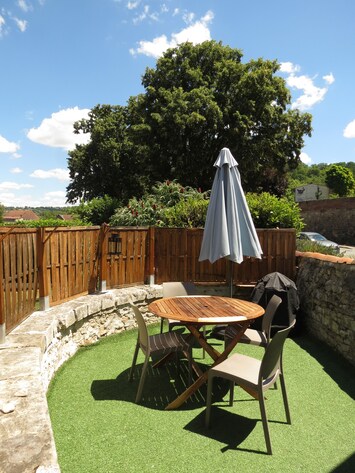 La terrasse aménagée, salon de jardin et barbecue!