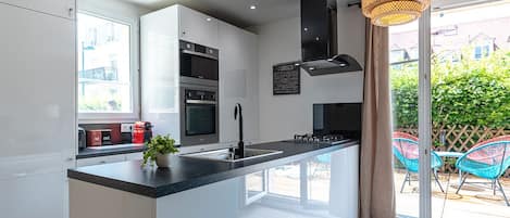 Jääkaappi, uuni, liesi, astianpesukone