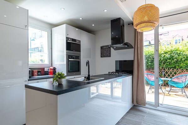 Fridge, oven, stovetop, dishwasher - Disneyland - Beautiful house with big terrace (Serris)