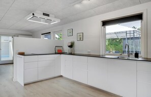 Kühlschrank, Ofen, Geschirrspüler, Wasserkocher mit Kaffee-/Teezubehör