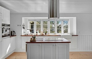 Kühlschrank, Ofen, Geschirrspüler, Wasserkocher mit Kaffee-/Teezubehör