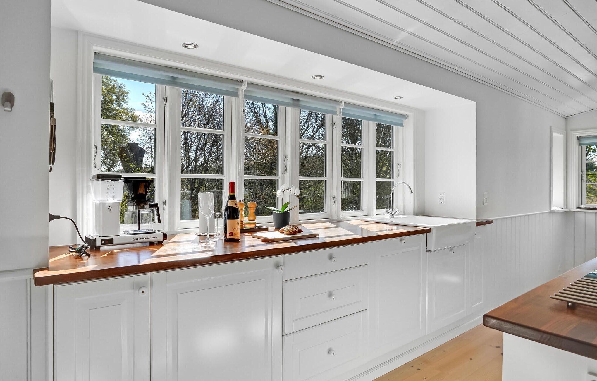 Een koelkast, een oven, een vaatwasser, een koffiezetapparaat/waterkoker