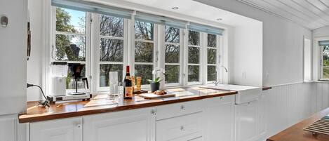 Een koelkast, een oven, een vaatwasser, een koffiezetapparaat/waterkoker