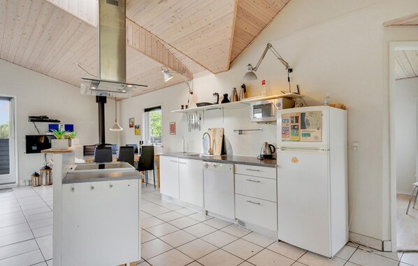 Réfrigérateur, micro-ondes, plaque de cuisson, lave-vaisselle