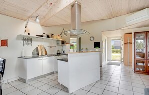 Réfrigérateur, micro-ondes, plaque de cuisson, lave-vaisselle