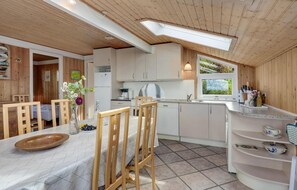 Fridge, microwave, stovetop, dishwasher - Stunning home in Hasle with WiFi (Hasle)